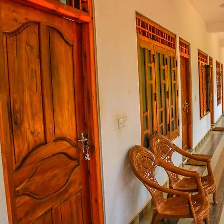 French Garden Eagle Wings Inn Упувели Екстериор снимка